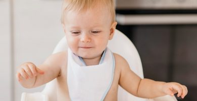 Los mejores baberos para niños: Desde impermeables, hasta elásticos y con mangas