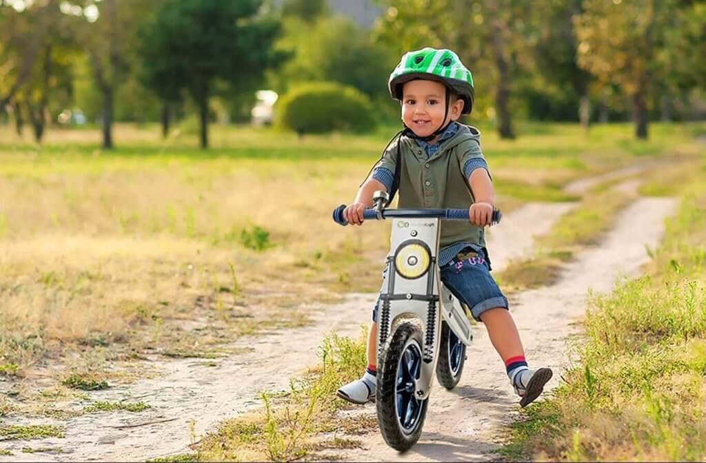 Chicco Bicicleta sin Pedales First Bike para Niños de 2 a 5 Años hasta 25  Kg, Bici para Aprender a Mantener el Equilibrio con Manillar y Sillín  Ajustables, Color Verde - Juguetes