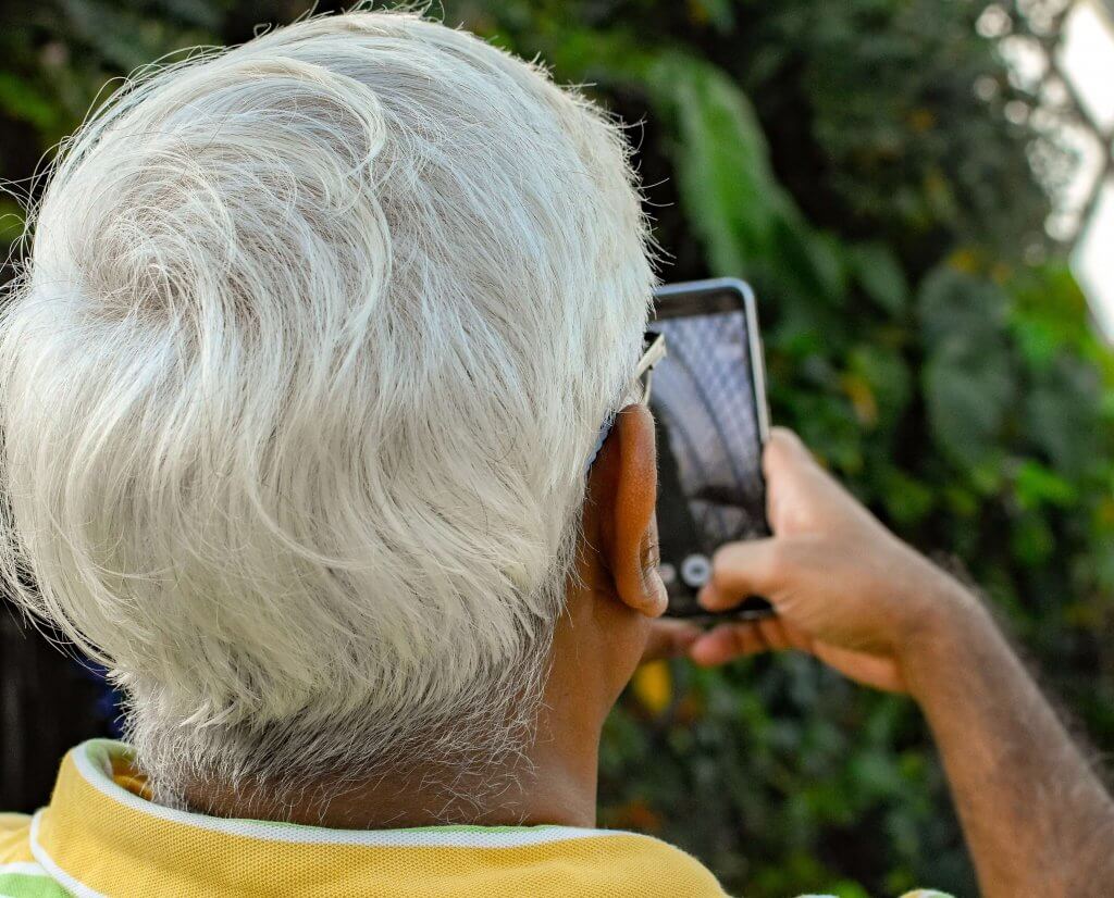 Los mejores móviles y smartphones para personas mayores (con teclas grandes y amplificados)