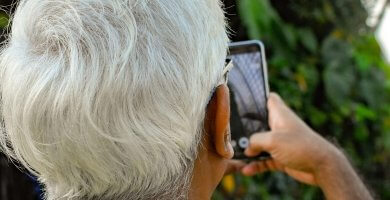 Los mejores móviles y smartphones para personas mayores (con teclas grandes y amplificados)
