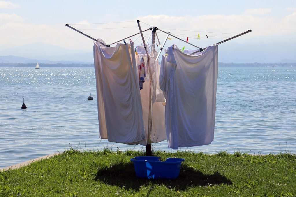 Tendederos para secar la ropa al aire libre aprovechando el calor