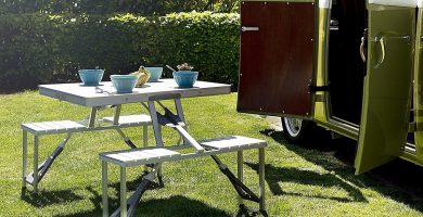 Mesas con sillas plegables para salir al campo o ir de camping con mayor comodidad