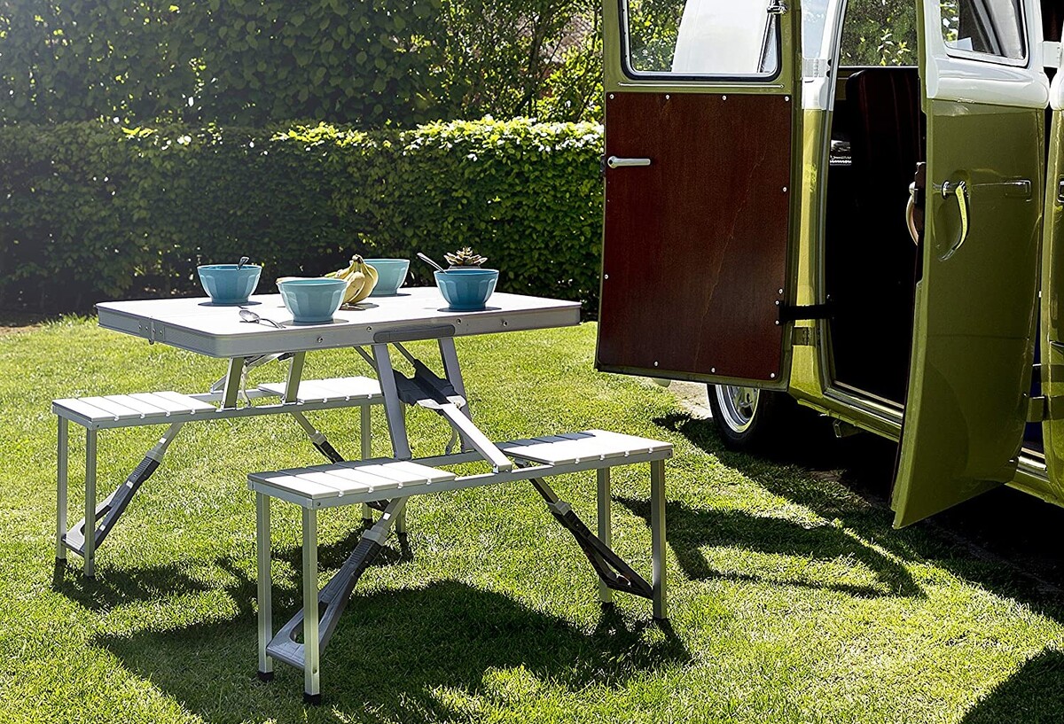 Mesas con sillas plegables para ir de camping ·