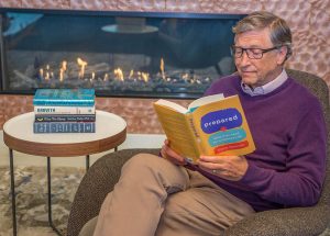 Bill Gates leyendo uno de los cinco libros que recomendó en 2019