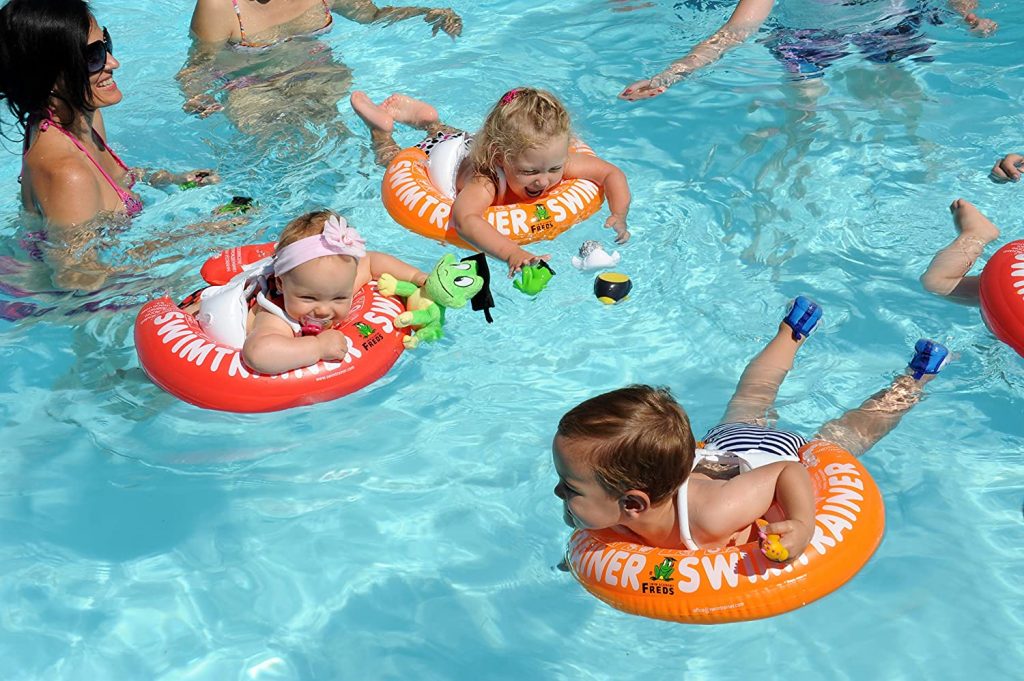 Los flotadores y manguitos más seguros para niños pequeños, según los pediatras