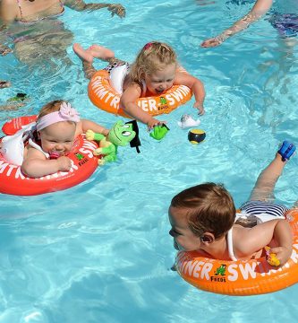 Los flotadores y manguitos más seguros para niños pequeños, según los pediatras