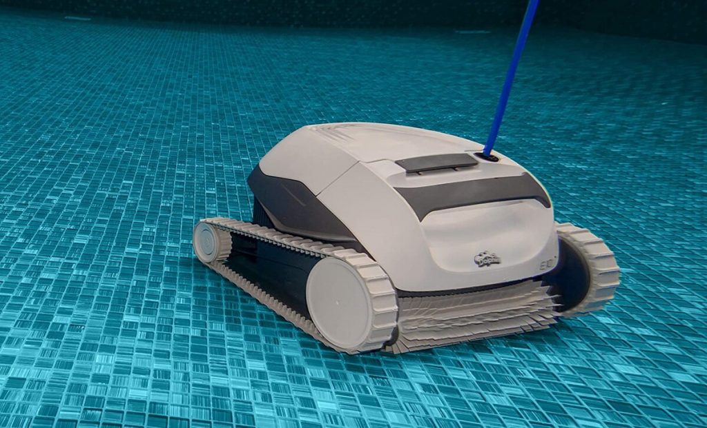 Robots limpiafondos para garantizar agua cristalina en la piscina