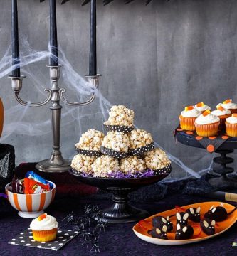 Ideas para decorar la mesa en una aterradora cena de Halloween con amigos