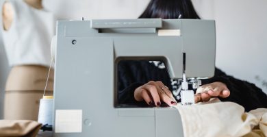 Máquinas portátiles para coser en cualquier sitio en el Día Mundial de la Costurera