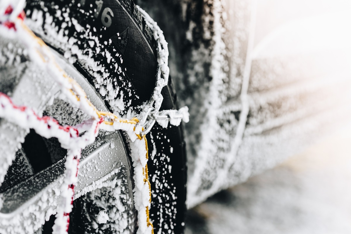 Con la llegada del invierno hay un accesorio que nunca puede faltar en el maletero de un coche: las cadenas de nieve.