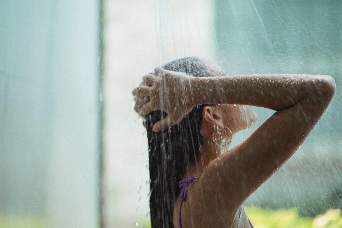 Refréscate este verano sin salir de casa con las mejores duchas de jardín