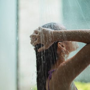 Refréscate este verano sin salir de casa con las mejores duchas de jardín