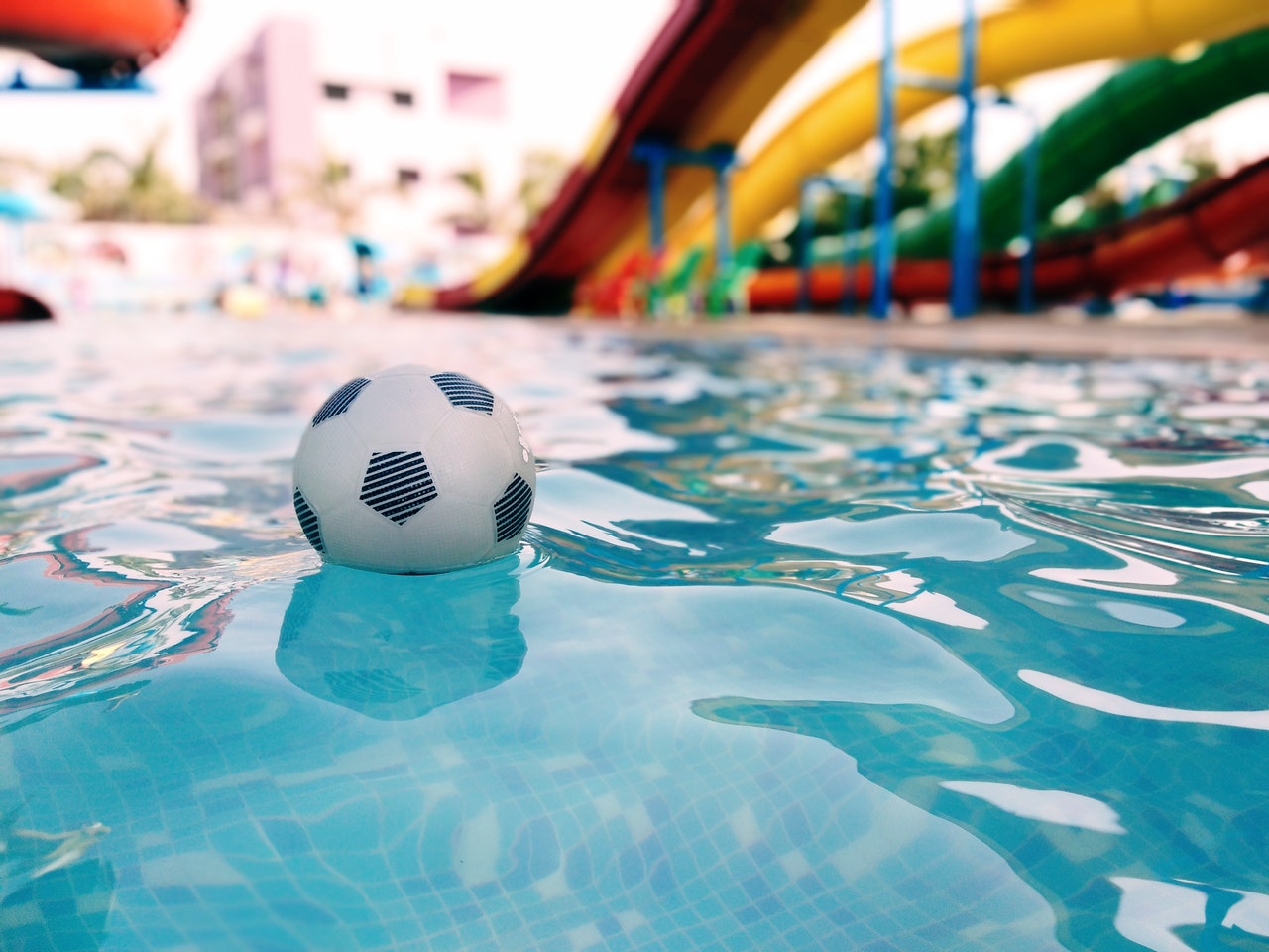Siempre pensamos en los flotadores, las pelotas... pero pocas veces consideramos hacernos con un tobogán para nuestra piscina particular