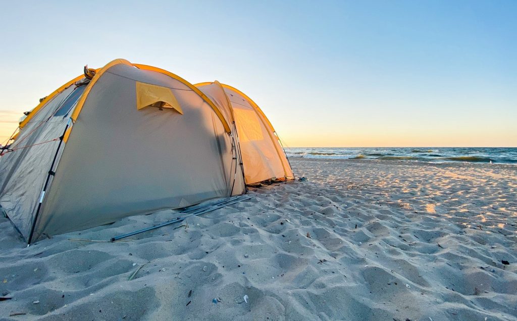 Tiendas de playa para protegerte del sol y el viento este verano