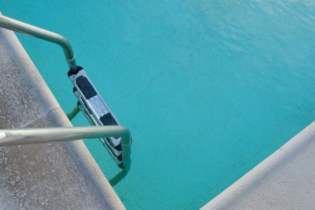 Escaleras para acceder con comodidad y seguridad a la piscina