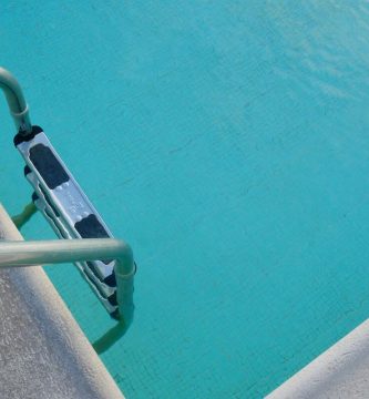 Escaleras para acceder con comodidad y seguridad a la piscina