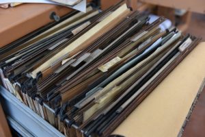Los archivadores o clasificadores son una especie de carpeta fabricada de materiales mucho más resistentes