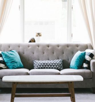 Los mejores productos para eliminar las manchas del sofá y que esté como nuevo