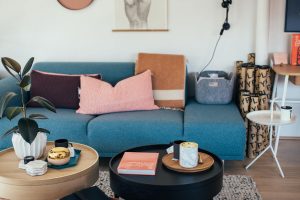 Eliminar las manchas del sofá es fácil con un aspirador y un producto específico