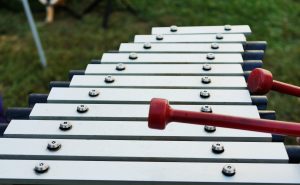 Los xilófonos son un instrumento musical de percusión compuesto por láminas de madera ordenadas de manera horizontal