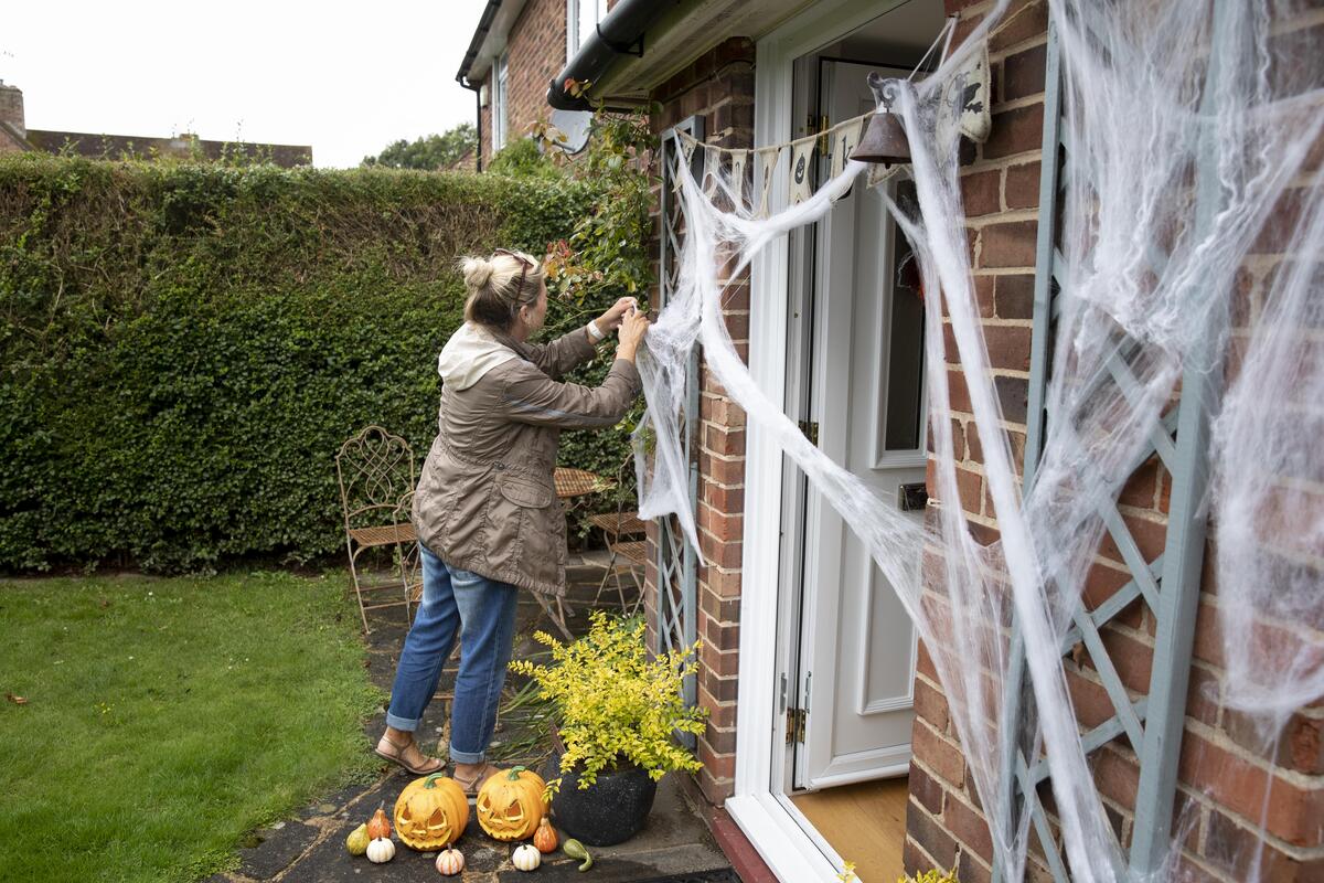 Las ideas más espeluznantes para decorar tu casa este Halloween sin arruinarte
