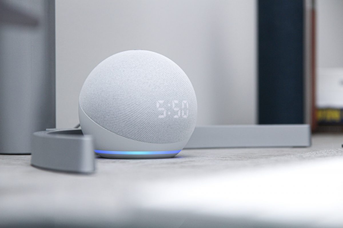 Amazon tira el precio del Echo Dot 4, el altavoz con Alexa y Hogar Digital integrado