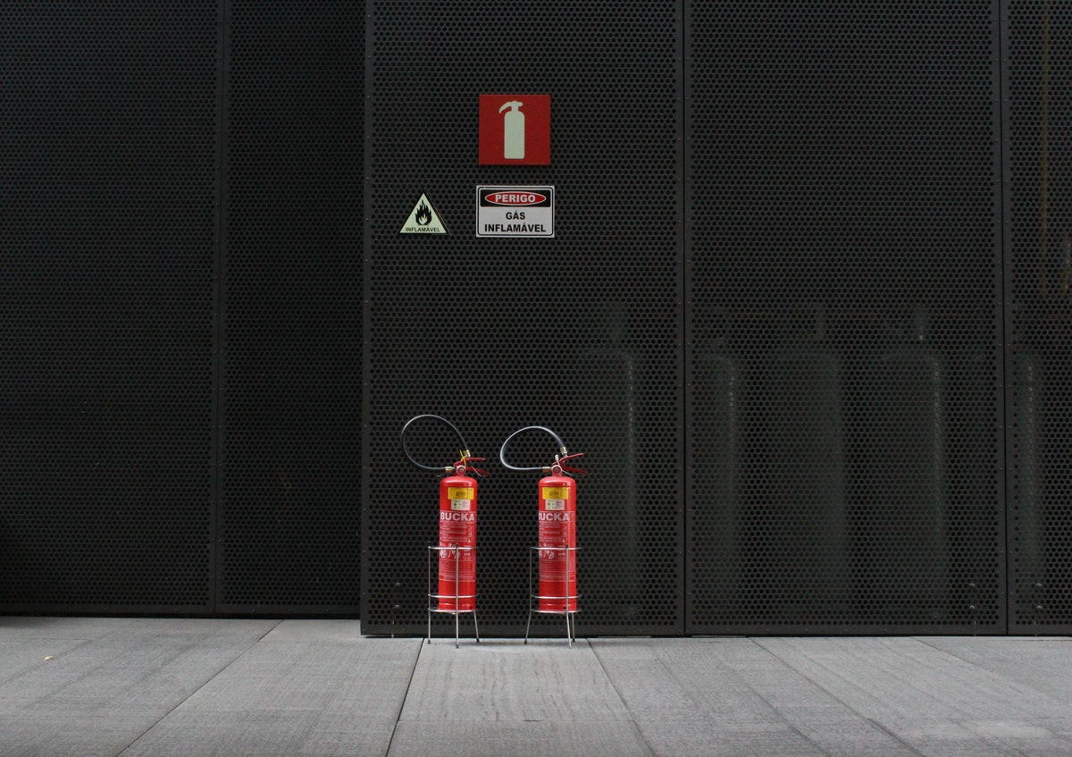 Los extintores son un dispositivo capaz de extinguir incendios a presión
