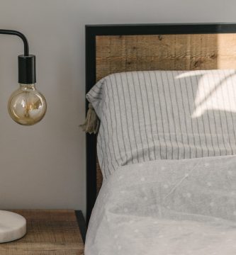 La lámpara de Ikea con altavoz integrado para escuchar música o pódcast en la cama