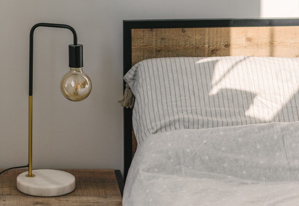 La lámpara de Ikea con altavoz integrado para escuchar música o pódcast en la cama
