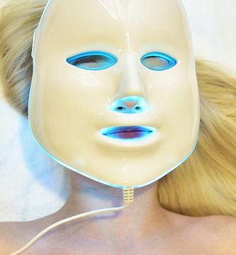 Máscaras faciales de luz LED para combatir las manchas o el acné