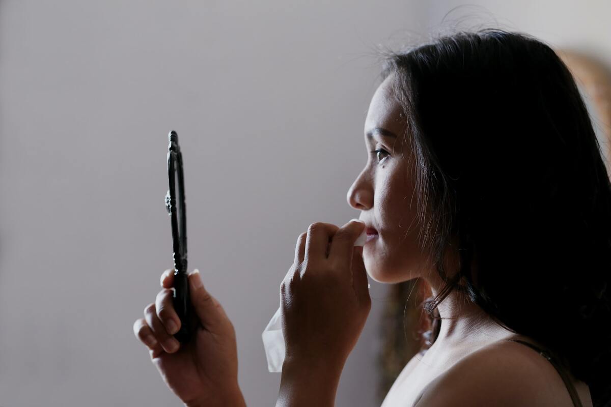 Espejo de Mano con Mango Transparente Espejo de Aumento 1x/ 2X Espejo de Maquillaje Redondo Espejo de Doble Cara para Peluquería Barbero Viaje Mujeres Hombres Salón Barbería Belleza 