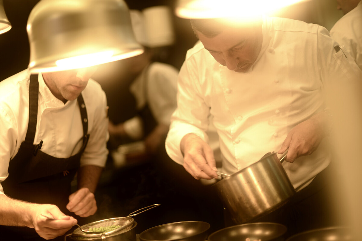 En su libro, el chef asegura que contar con un menaje variado facilita la mayoría de las tareas de cocina