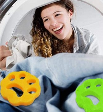 El truco fácil (y barato) para quitar los pelos de la ropa en la lavadora y secadora