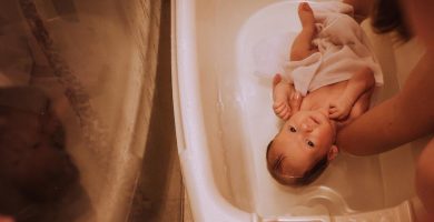 Asientos y hamacas para bañar a tu bebé durante sus dos primeros años