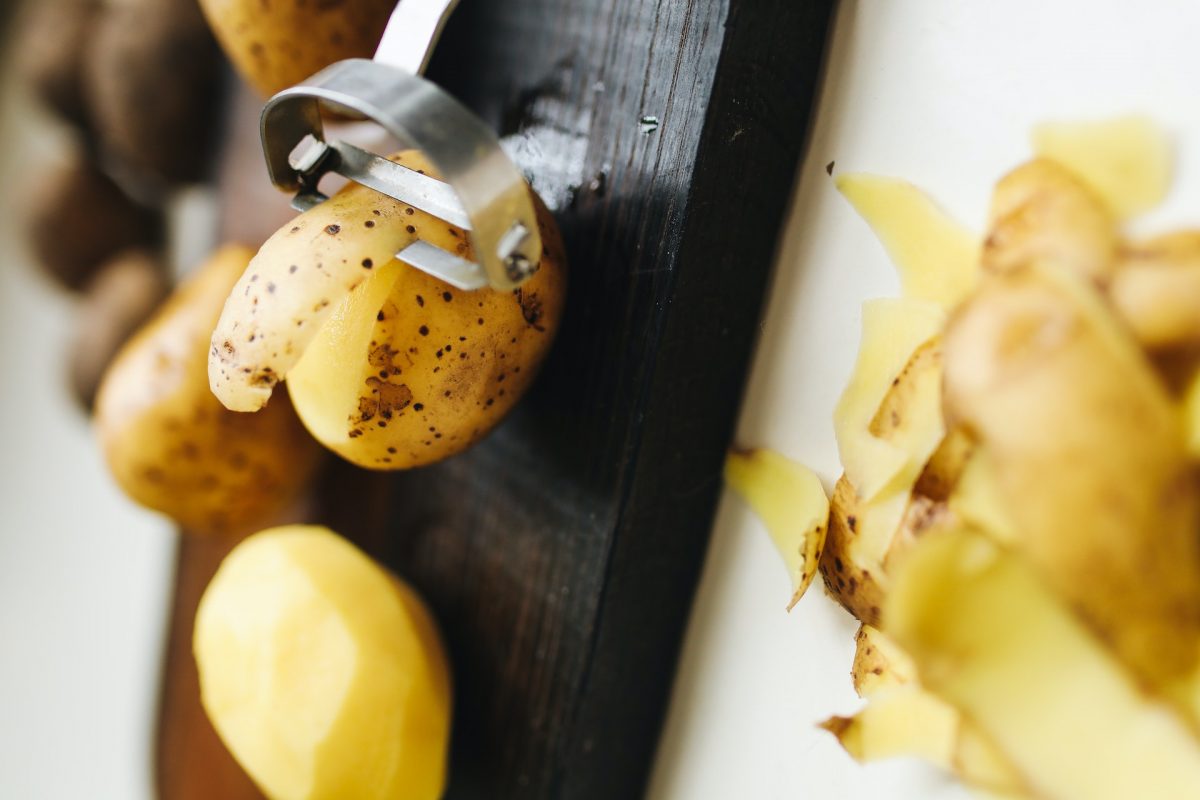 Peladores de patatas para ganar tiempo y seguridad en la cocina