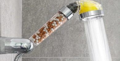 Esta alcachofa de ducha iónica purifica el agua y ahorra en la factura