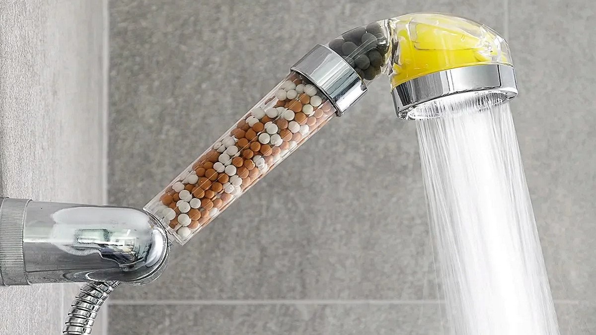 Esta alcachofa de ducha iónica purifica el agua y ahorra en la factura