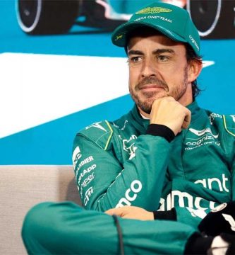 Apoya a Fernando Alonso en la F1 con la equipación oficial del equipo Aston Martin