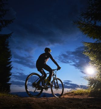 Impermeables y compatibles con Garmin: así son las luces (diurnas y nocturnas) de bicicleta