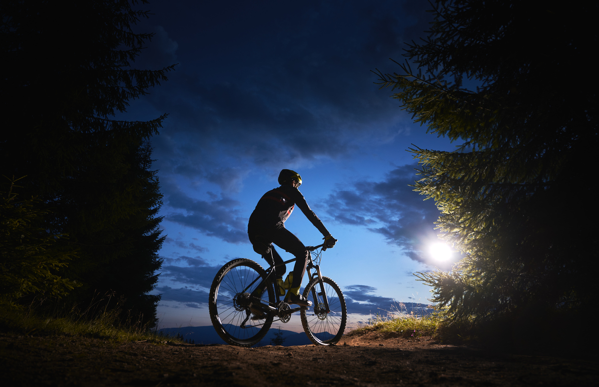 Impermeables y compatibles con Garmin: así son las luces (diurnas y nocturnas) de bicicleta