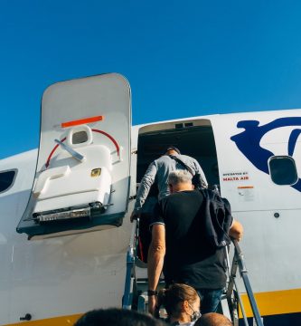 ¿Vuelas con Ryanair este verano? La bolsa de viaje perfecta para no pagar por la maleta de mano