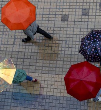 Ideas para protegerse de las lluvias intensas… de la cabeza a los pies