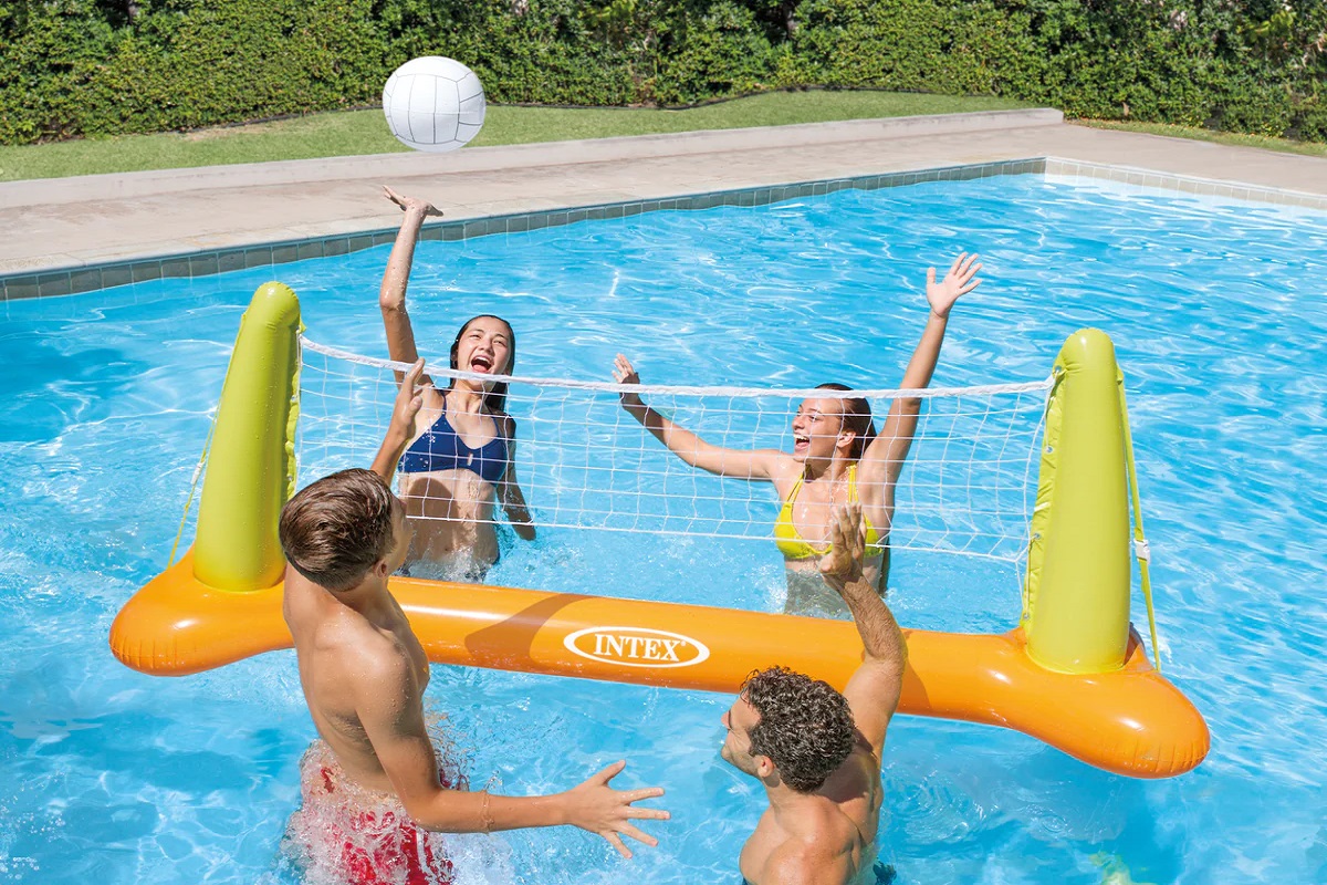 Convierte tu piscina en un campo de voleibol con esta red hinchable (muy barata) con más de 16.000 valoraciones