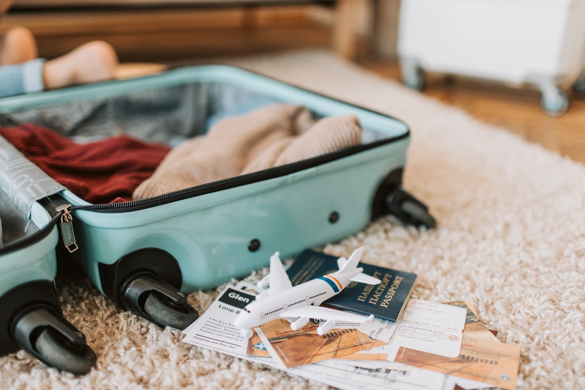 10 productos esenciales para una maleta preparada, ordenada y segura estas vacaciones