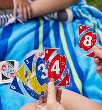 UNO: el juego de cartas más popular del verano está rebajado (y es resistente al agua)