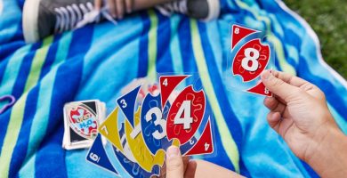 UNO: el juego de cartas más popular del verano está rebajado (y es resistente al agua)