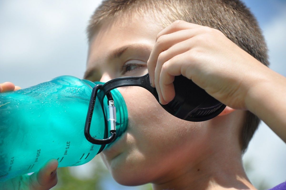 Las mejores botellas de agua antifugas para que los niños se mantengan hidratados en clase