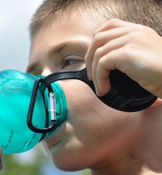 Las mejores botellas de agua antifugas para que los niños se mantengan hidratados en clase
