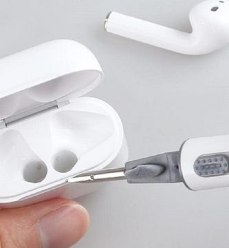 Este gadget (baratísimo) es todo lo que necesitas para limpiar tus auriculares sin dañarlos