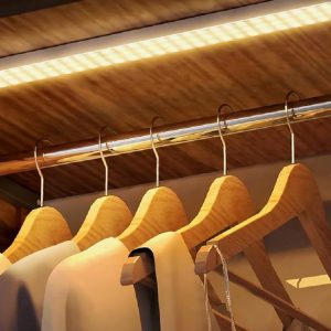 Mejora la iluminación de tu armario con estas luces LED con sensor de movimiento al 40% de descuento